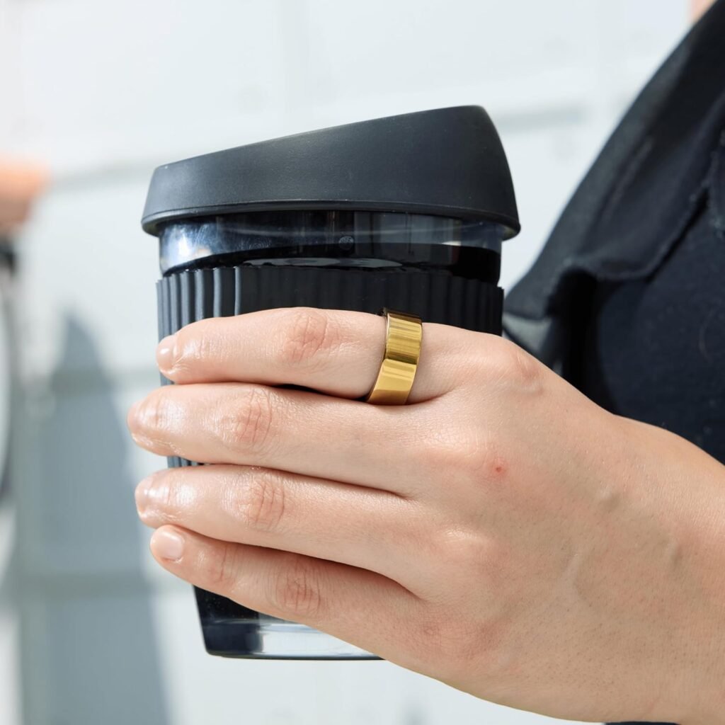 Anillo inteligente moderno monitoreando salud y actividad física en una mano