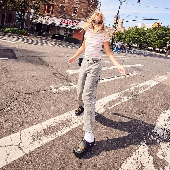 Personas usando Crocs Classic en diferentes actividades